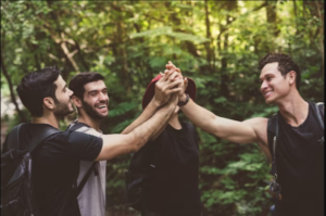 Männer im Wald beim Workshop
